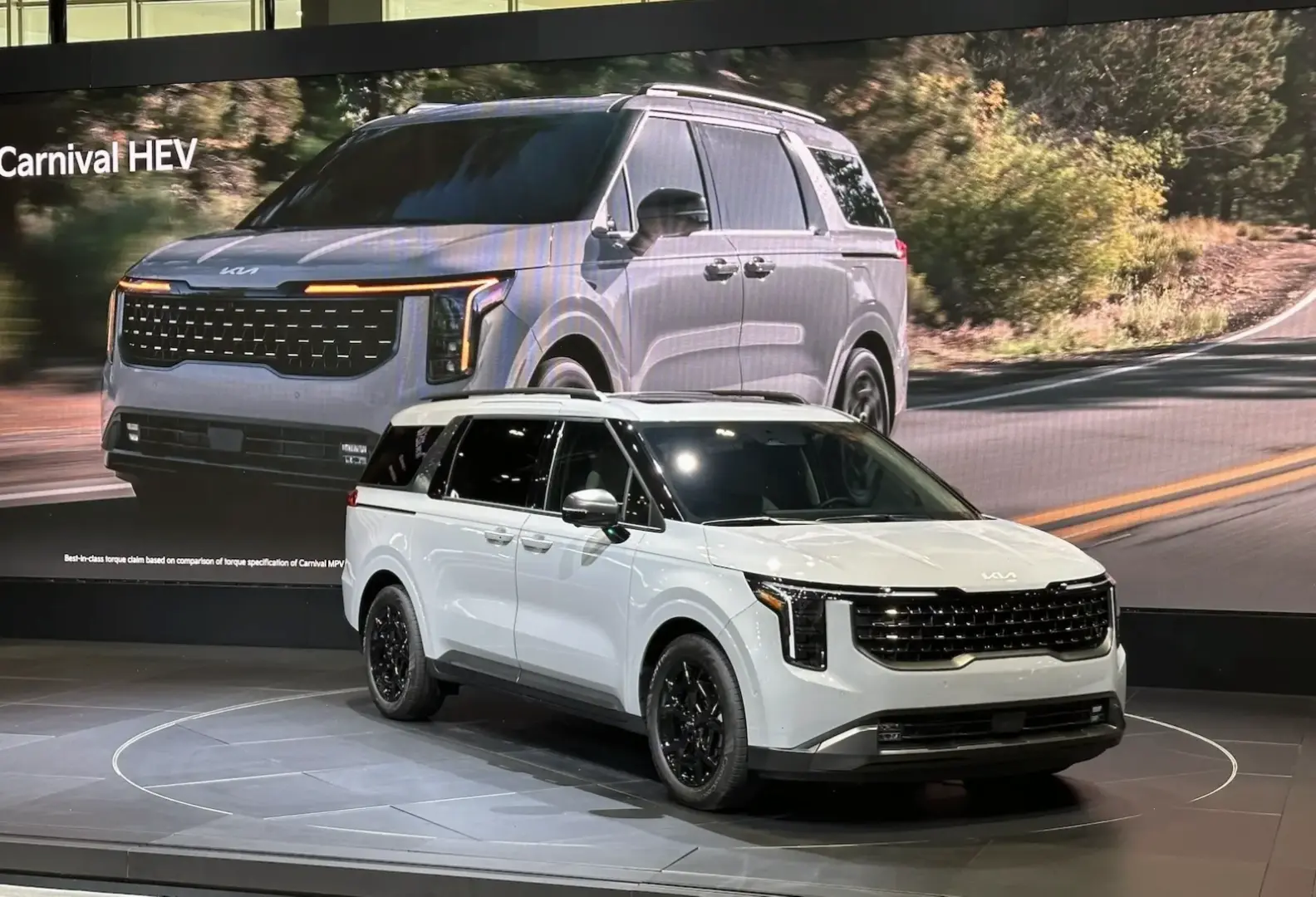 Khám phá Kia Carnival MPV 2025 với không gian rộng rãi và công nghệ tiên tiến, lý tưởng cho mọi hành trình gia đình.