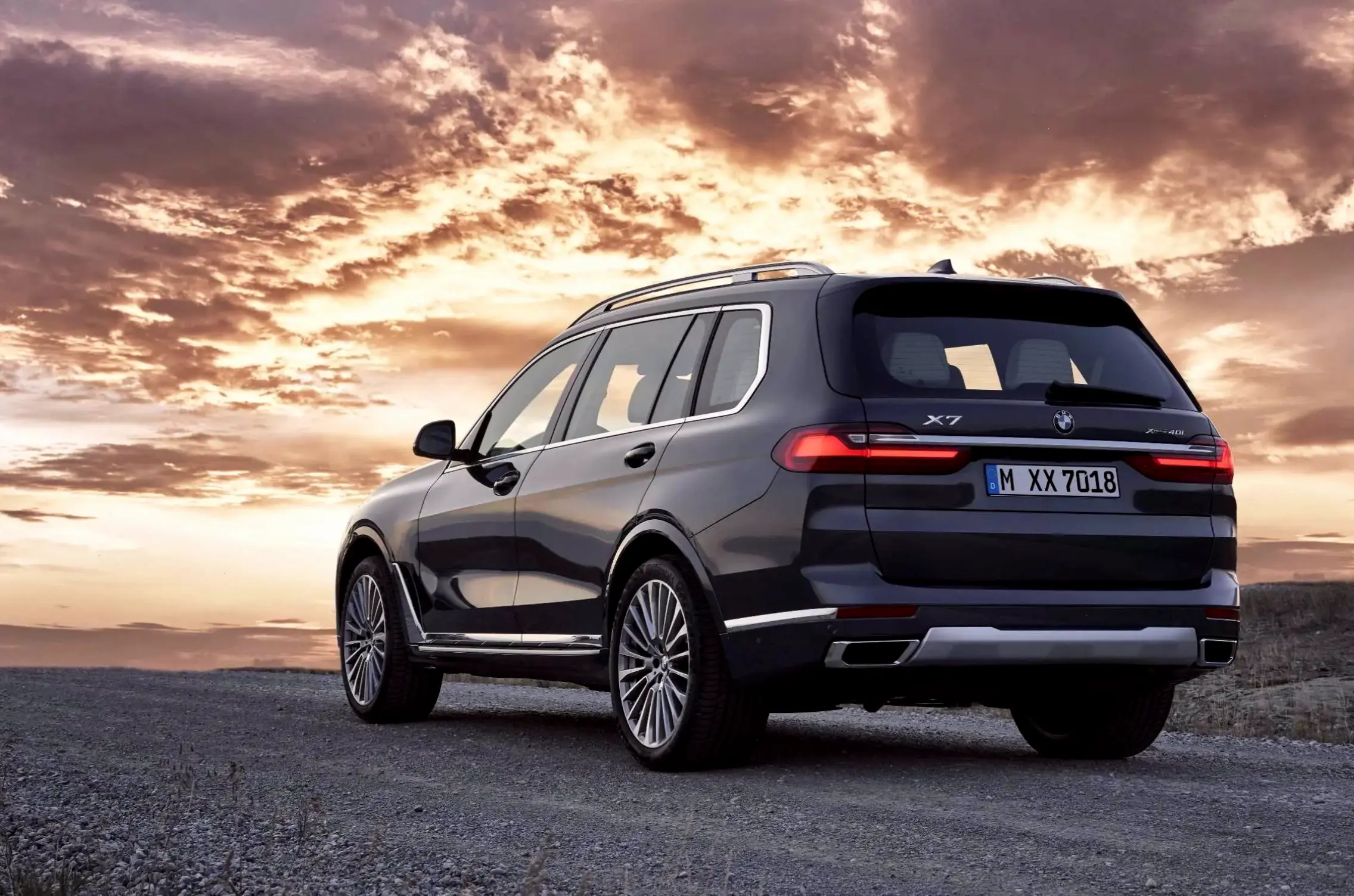 Khám phá sự kết hợp hoàn hảo giữa thể thao và thoải mái với BMW X7 Sport SUV cho mọi cung đường.