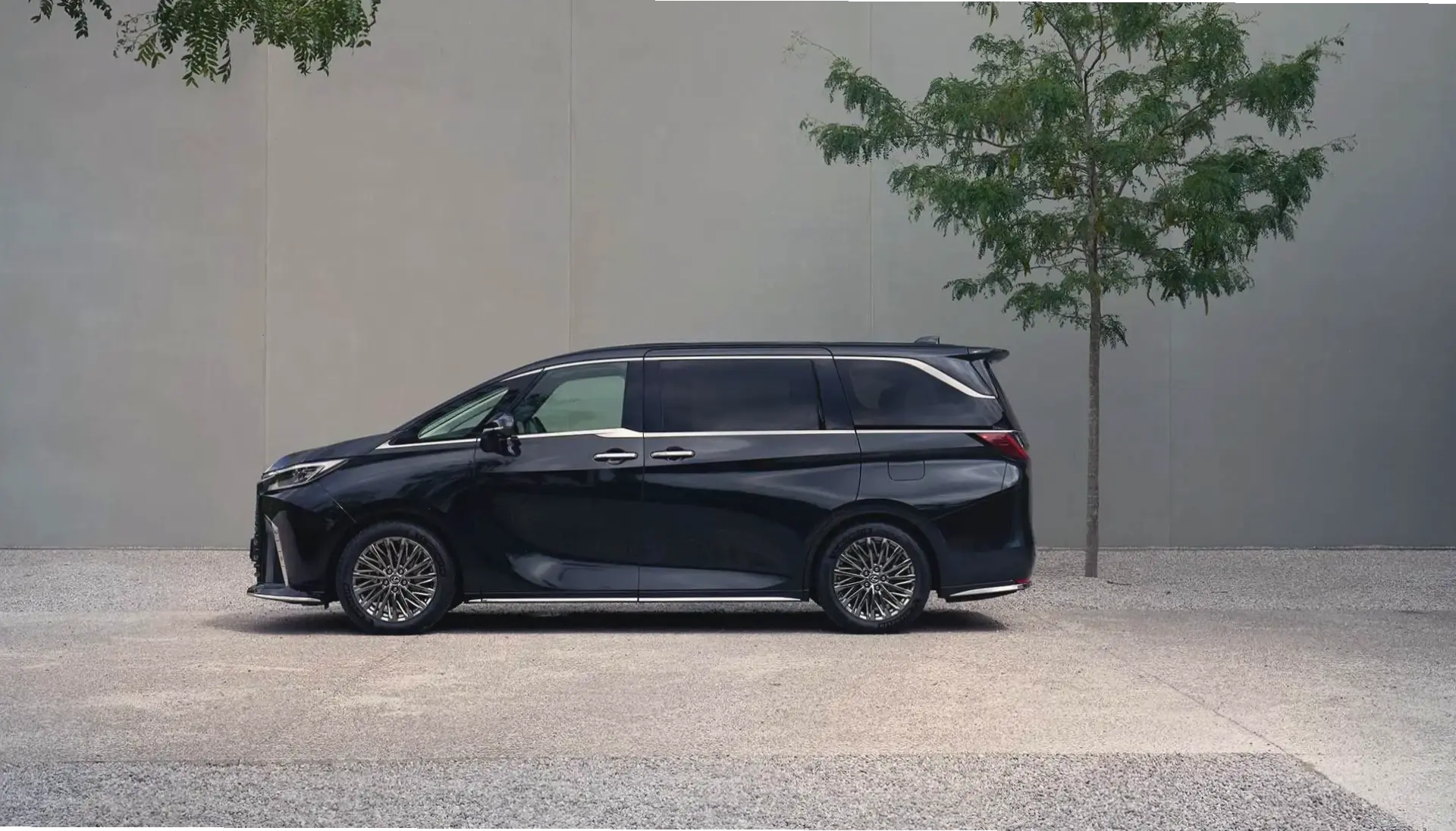 Lexus LM Hybrid Vehicle mang đến trải nghiệm lái tiết kiệm nhiên liệu và thân thiện với môi trường.