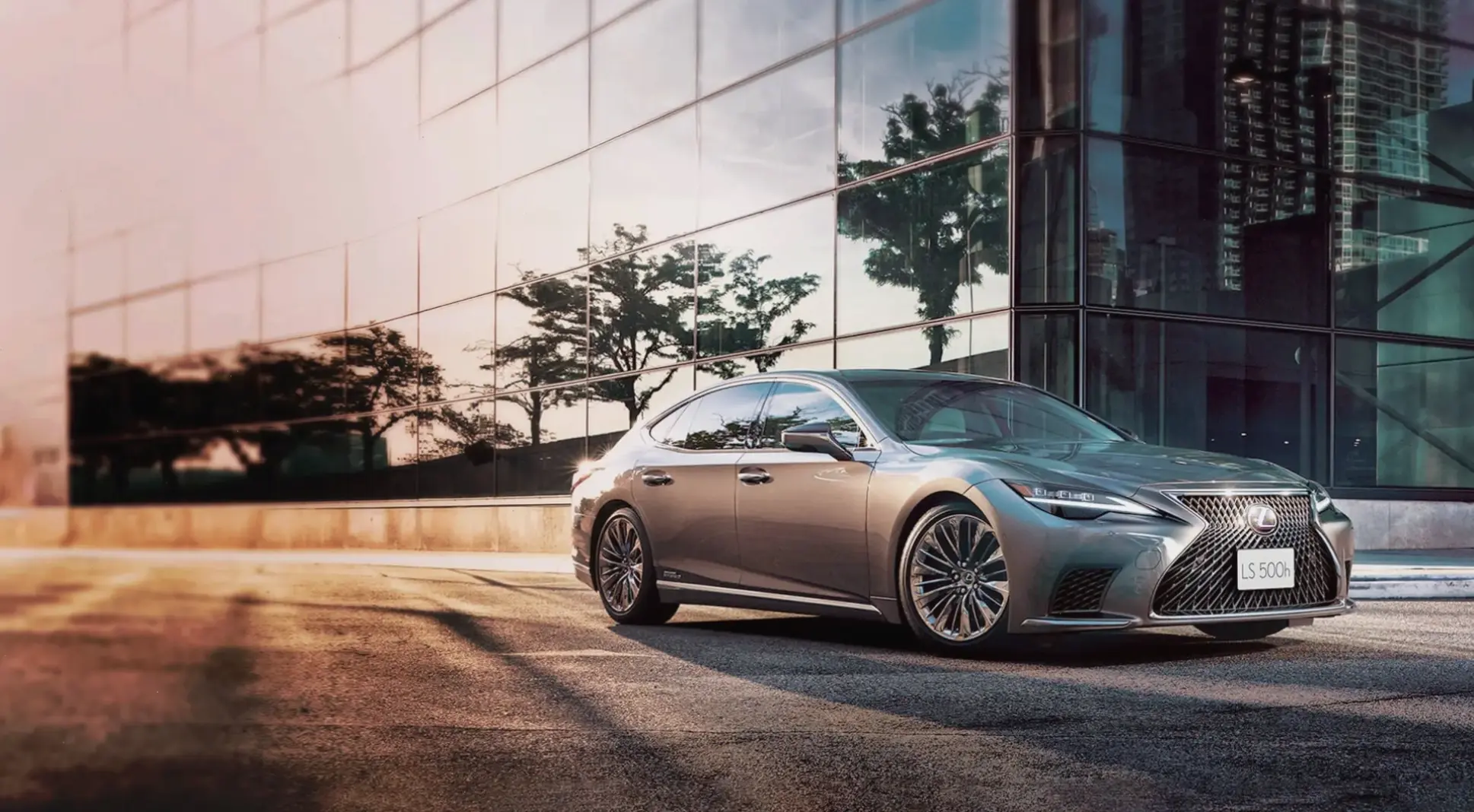 Lexus LS Premium Sedan: Đỉnh cao của sự xa xỉ và tinh tế trong từng chi tiết.