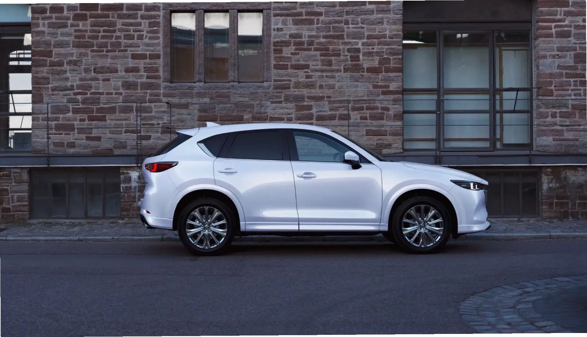 Mazda CX-5 2023 Model với thiết kế mới mẻ và tính năng an toàn, mang lại trải nghiệm lái xe thú vị.