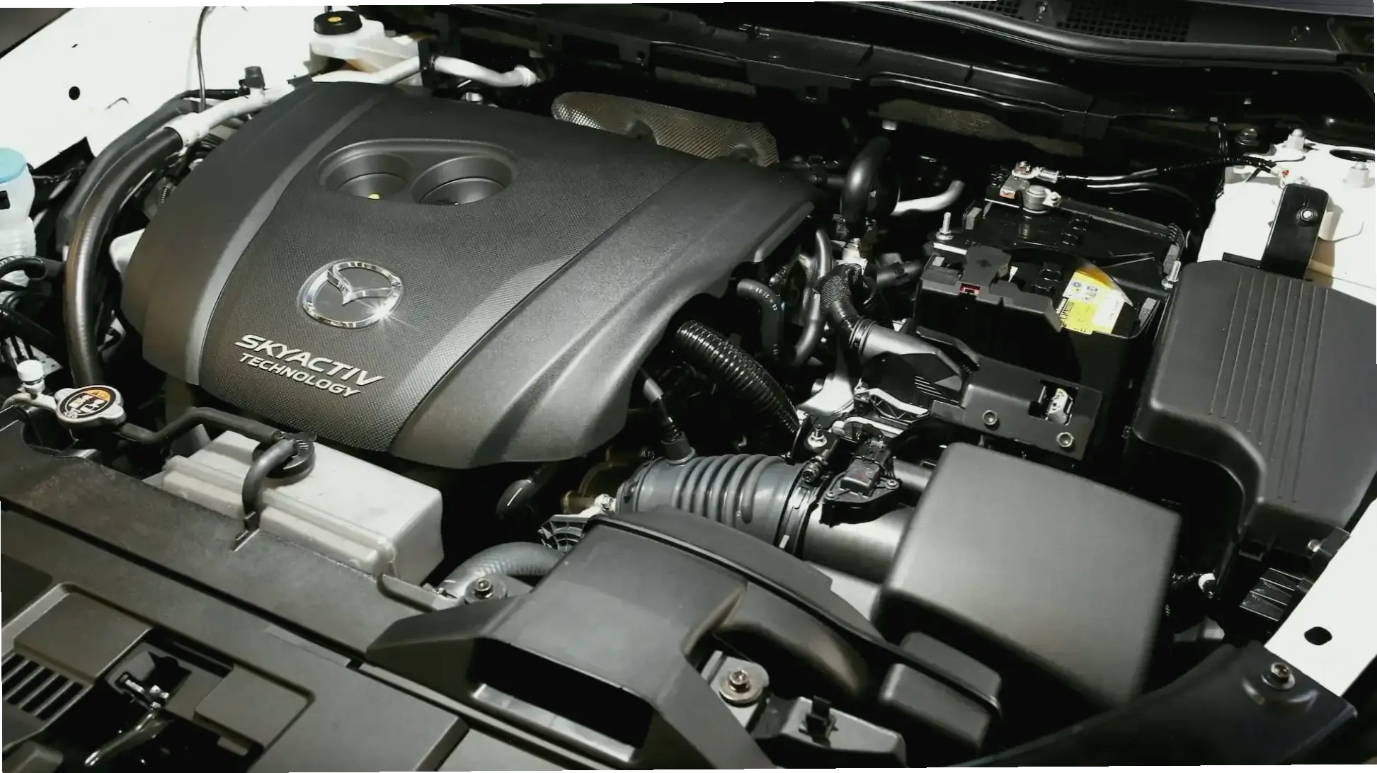 Mazda CX-5 2.5L Engine cung cấp sức mạnh mượt mà và tiết kiệm nhiên liệu, lý tưởng cho mọi hành trình.