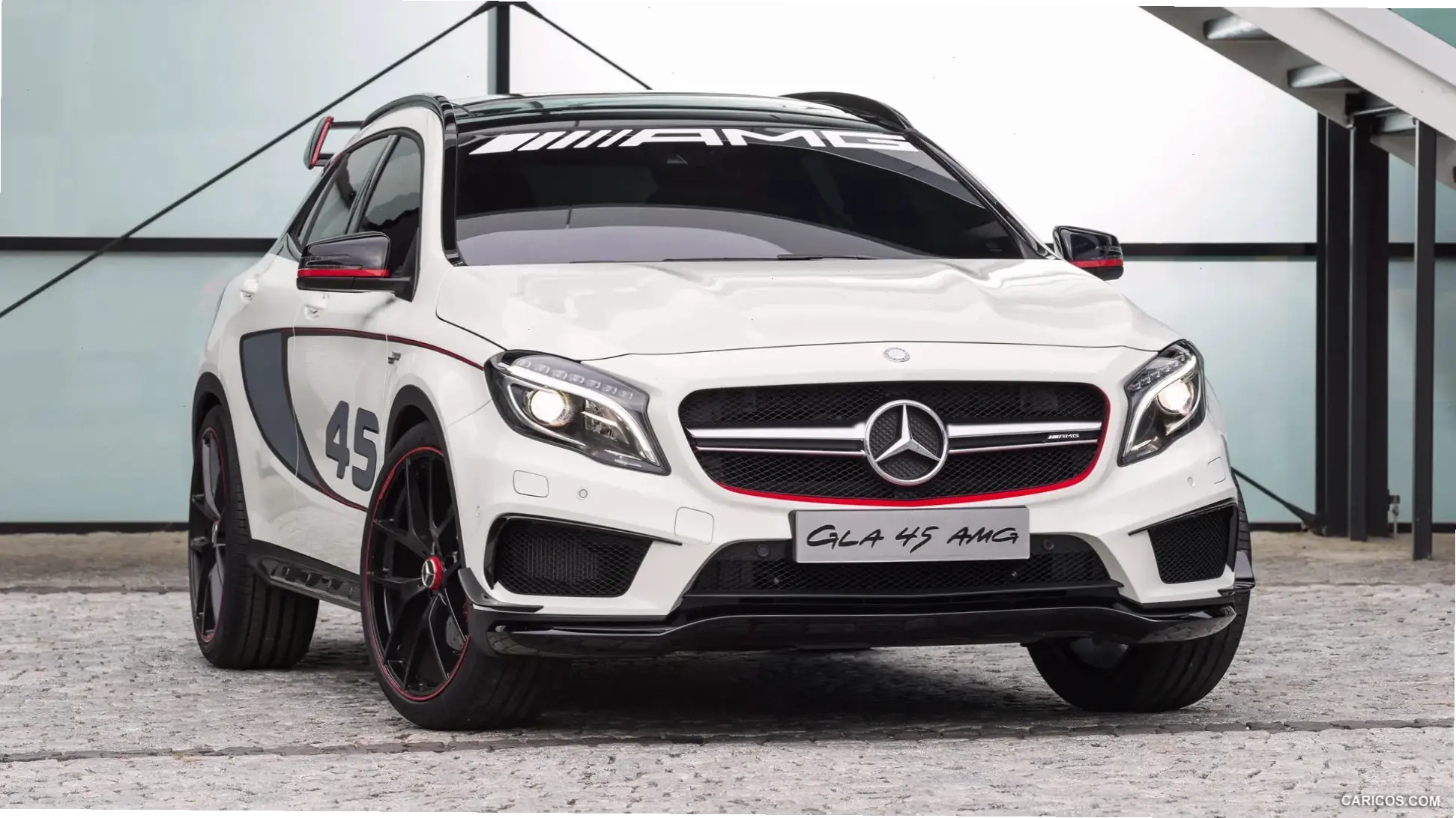 Mercedes-Benz GLA AMG Vehicle: Sức mạnh thể thao, phong cách đẳng cấp cho đam mê tốc độ.