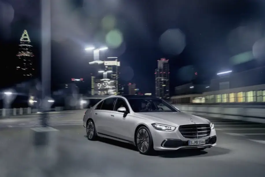 Mercedes-Benz S-Class Modern Sedan: Sự hiện đại và sang trọng trong từng chi tiết thiết kế.