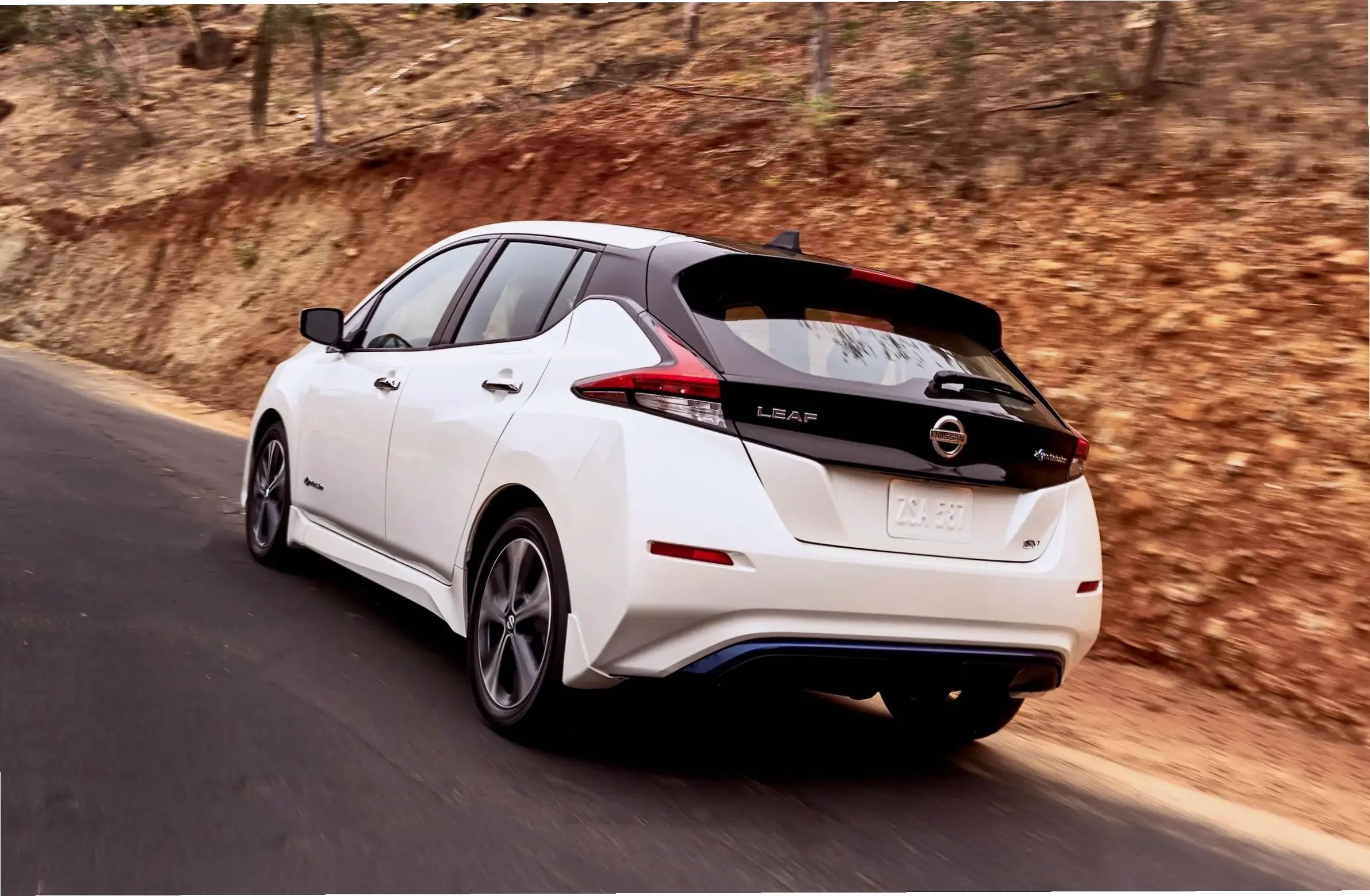 Nissan Leaf Sport Hatchback: Thiết kế thể thao, động cơ mạnh mẽ, mang lại trải nghiệm lái phấn khích.