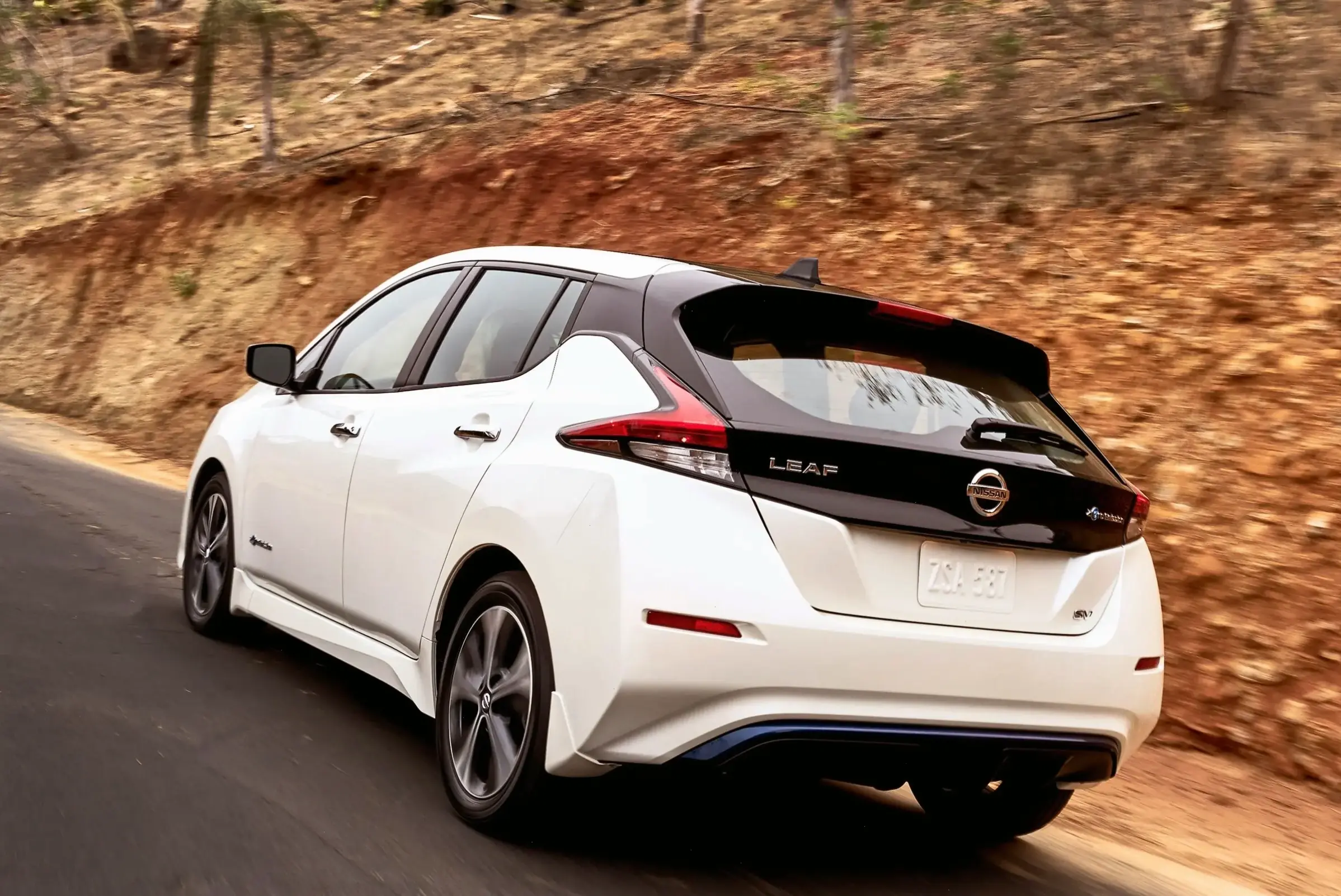 Nissan Leaf Urban Vehicle: Hoàn hảo cho thành phố với khả năng di chuyển linh hoạt và không gian thông minh.
