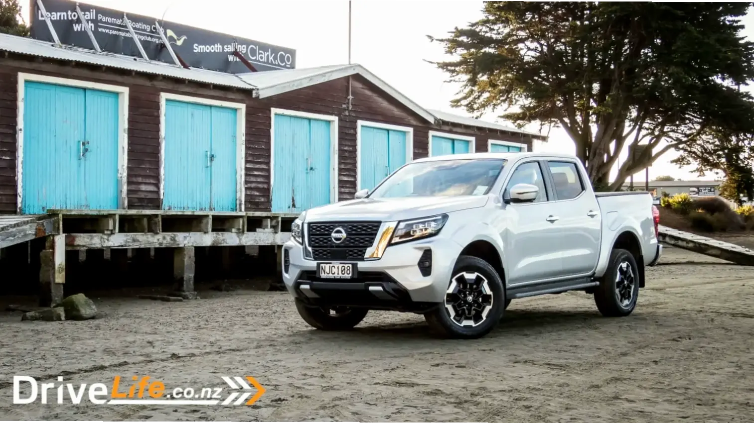 Nissan Navara Double Cab: Không gian rộng rãi, tiện nghi cho gia đình và công việc.