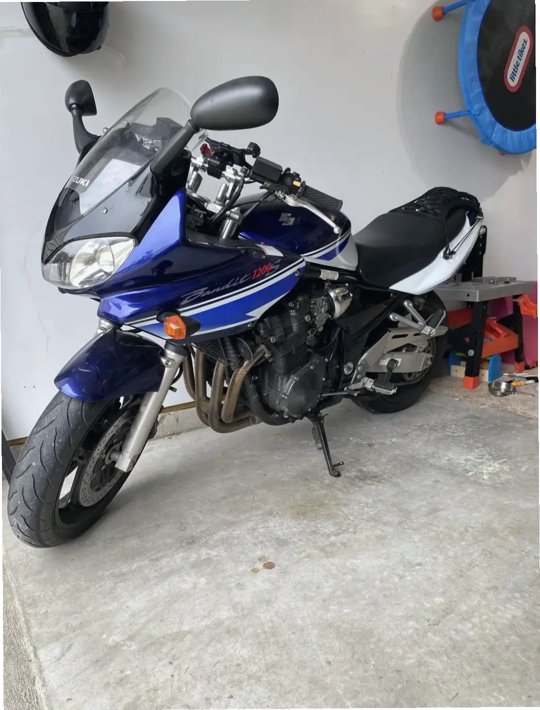 Tận hưởng công nghệ tiên tiến với Suzuki Bandit Modern Vehicle, sự kết hợp hoàn hảo giữa hiện đại và mạnh mẽ.