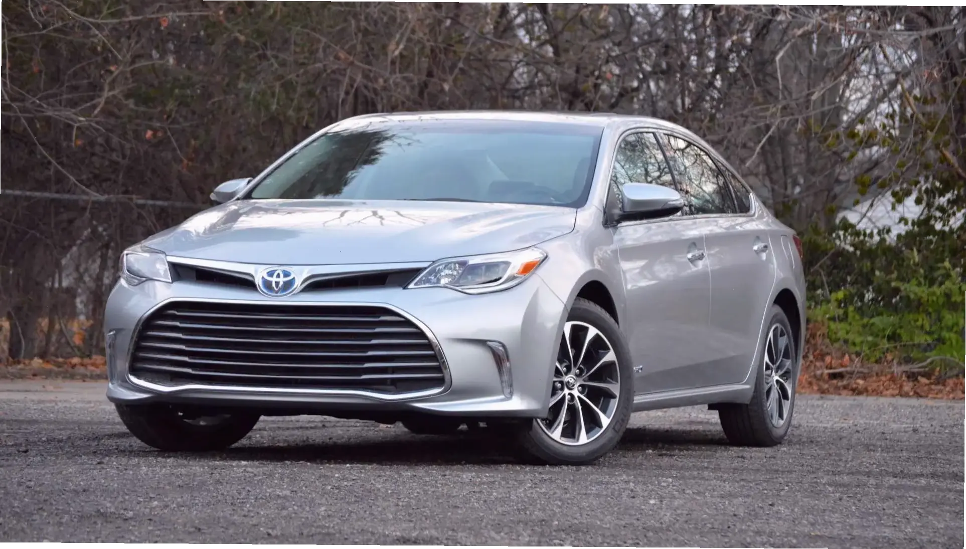 Toyota Avalon Hybrid Vehicle kết hợp hiệu suất mạnh mẽ và tiết kiệm nhiên liệu, lý tưởng cho lái xe thân thiện với môi trường.