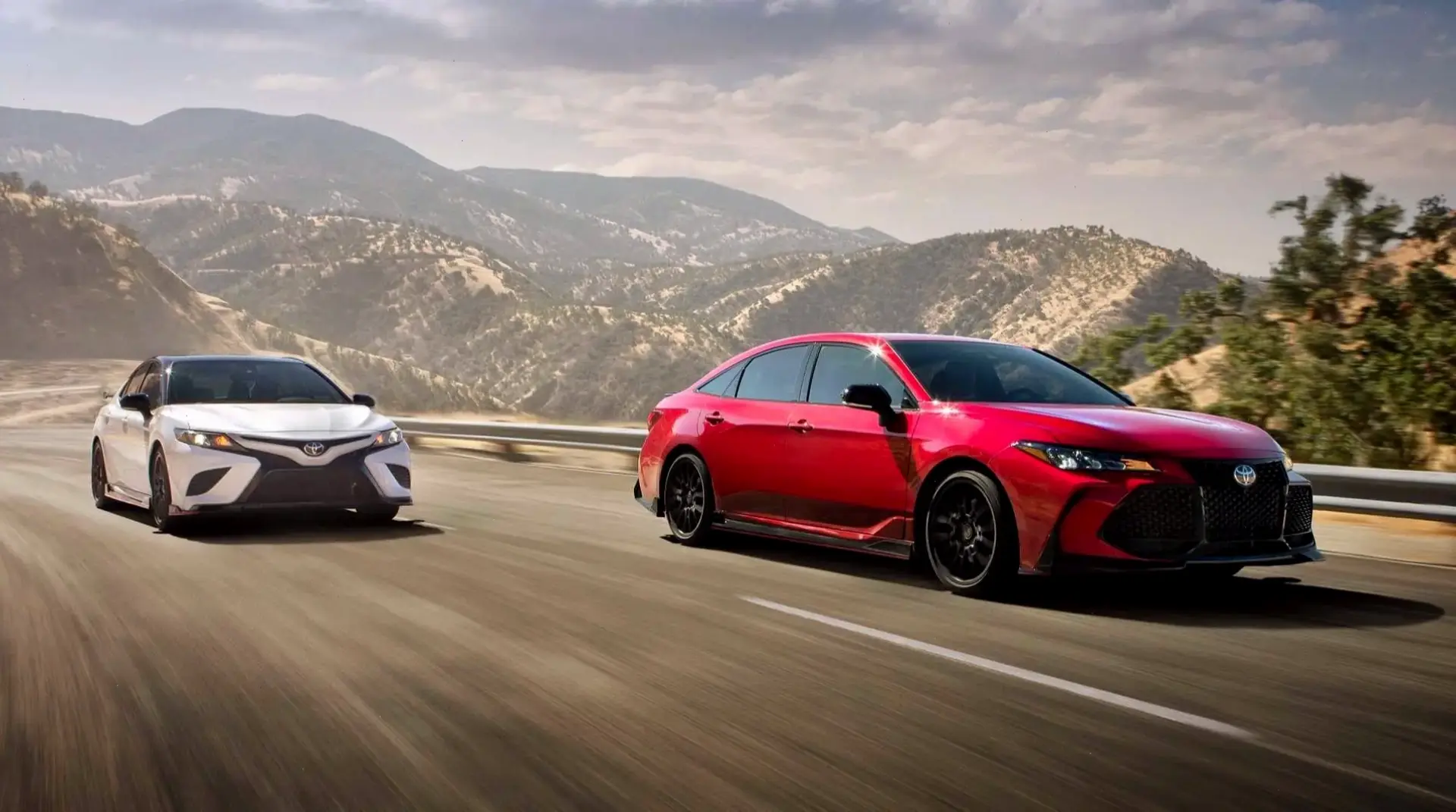 Toyota Avalon Sport Sedan mang đến cảm giác lái thể thao đầy phấn khích, với hiệu suất nhanh chóng và thiết kế năng động.