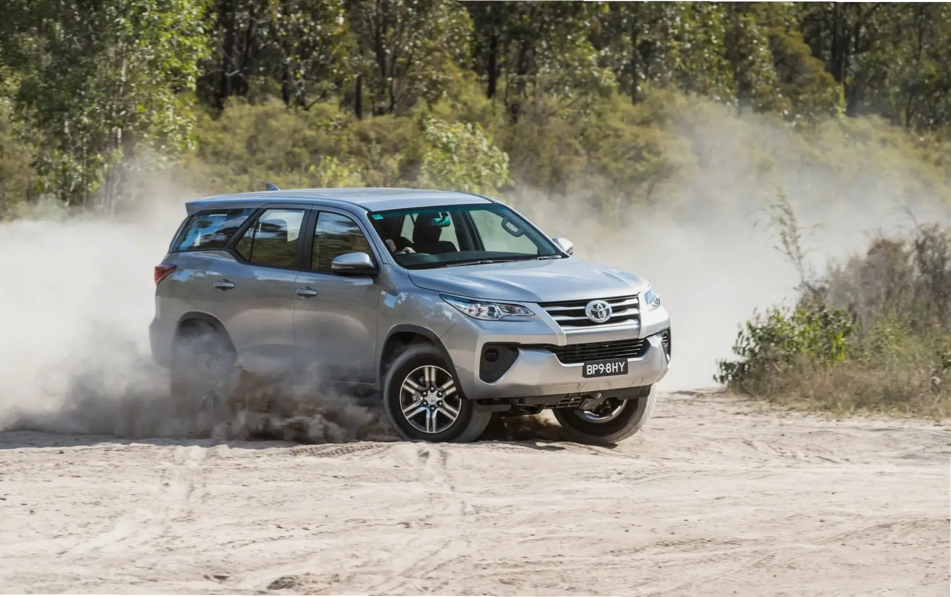 Toyota Fortuner Off-Road Car: Xe lý tưởng cho phiêu lưu, với độ bền và khả năng vượt địa hình xuất sắc.