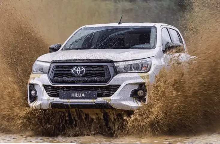 Toyota Hilux 4x4 Vehicle: Hệ thống dẫn động 4 bánh chắc chắn, chinh phục mọi cung đường gồ ghề một cách dễ dàng.