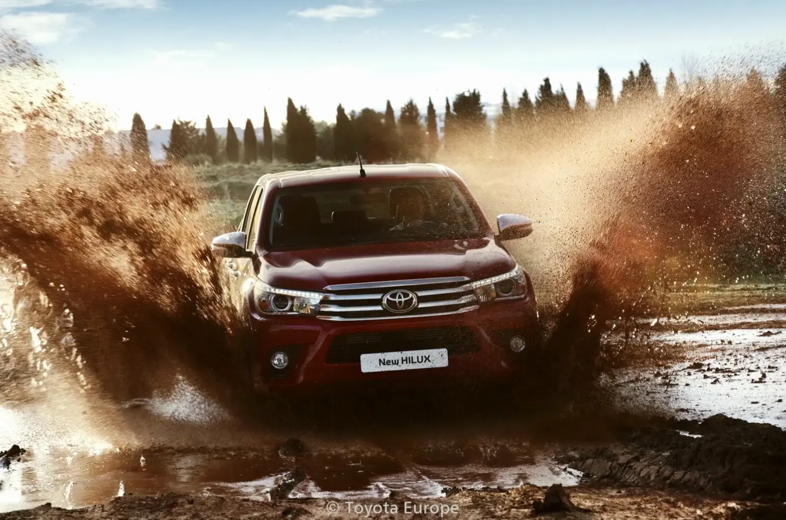 Toyota Hilux Off-Road Car: Được thiết kế để chinh phục những địa hình khắc nghiệt nhất với độ bền vượt bậc.