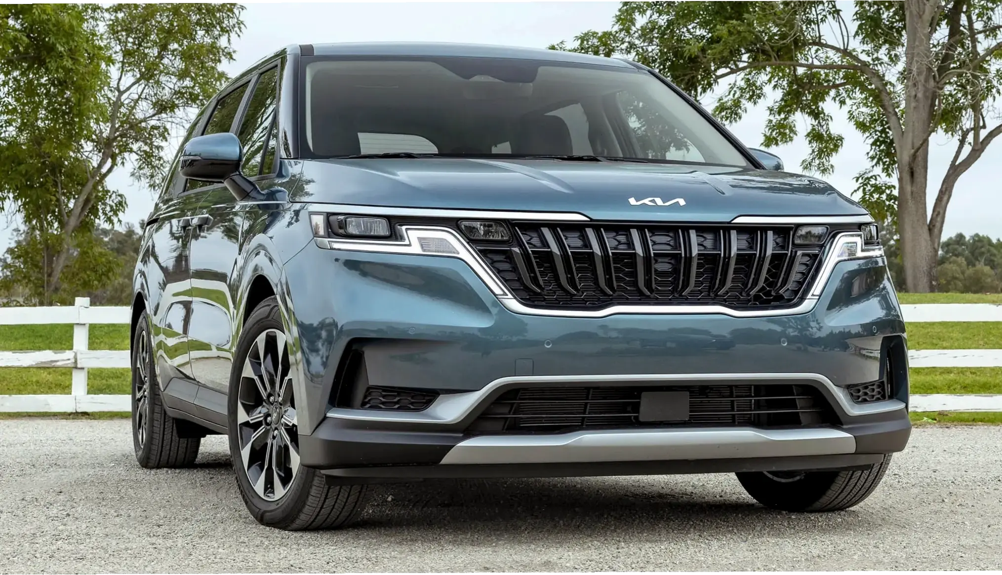 Trải nghiệm Kia Carnival 2023 Model với thiết kế mới mẻ và tính năng an toàn vượt trội cho bạn.