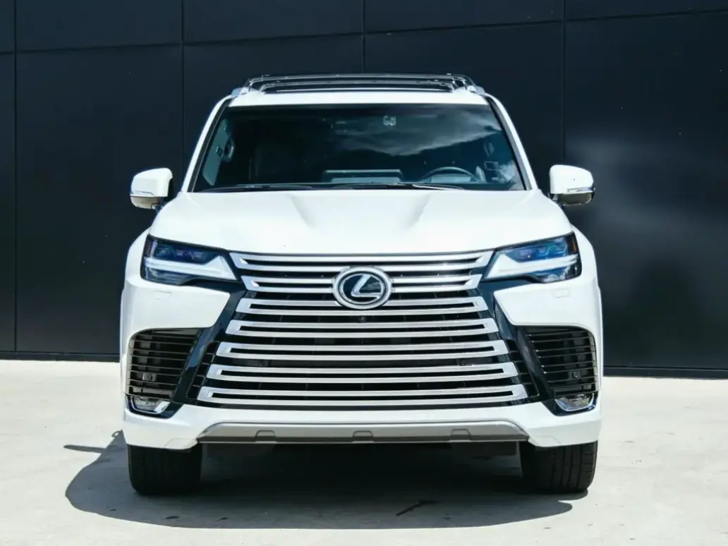 Trải nghiệm Lexus LX 2023 Model với thiết kế tinh tế và động cơ mạnh mẽ, sẵn sàng chinh phục mọi hành trình.