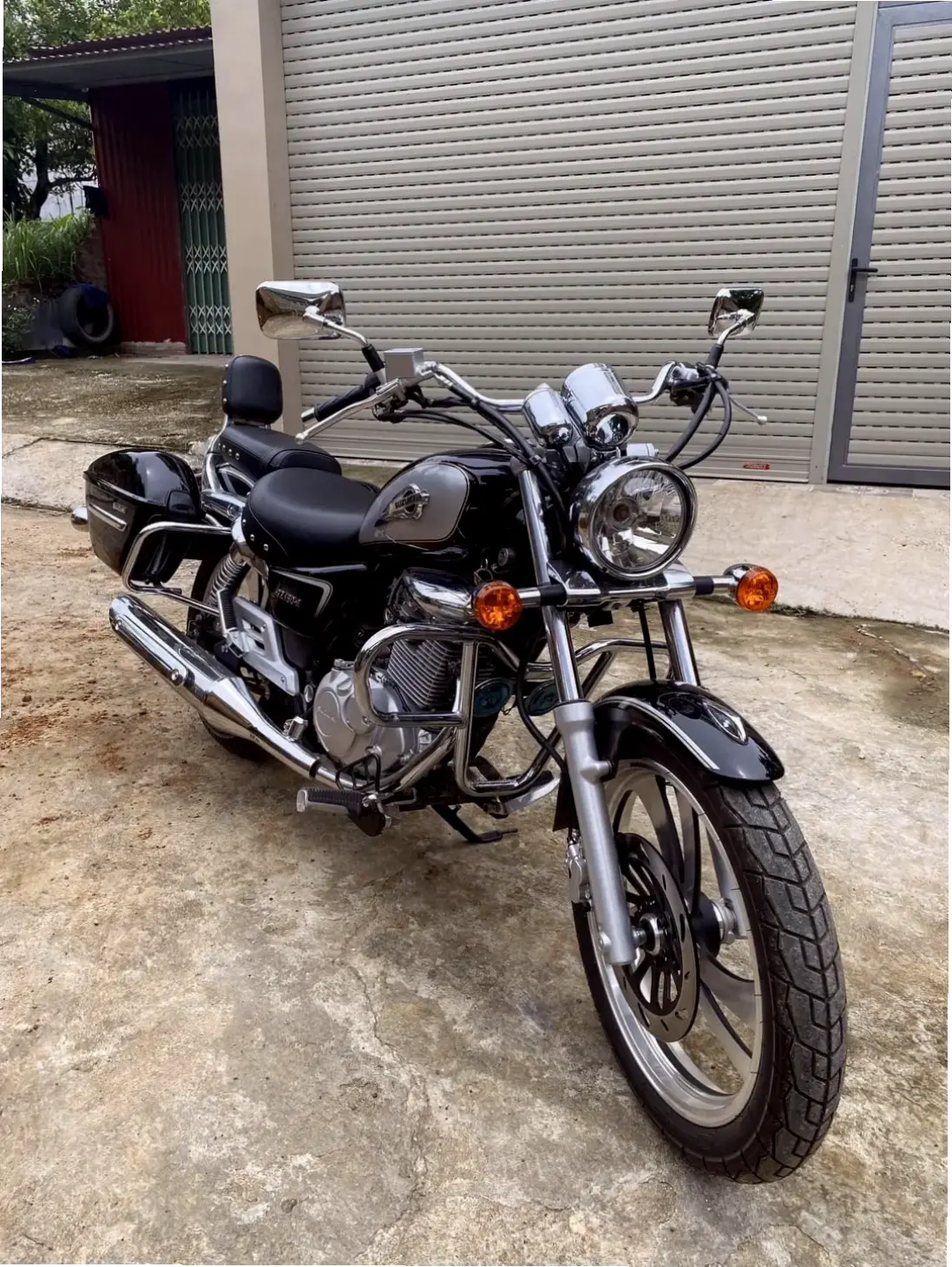 Trở về phong cách cổ điển qua Suzuki GZ150 Classic Motorcycle, kết hợp hoàn hảo giữa truyền thống và hiệu suất hiện đại.