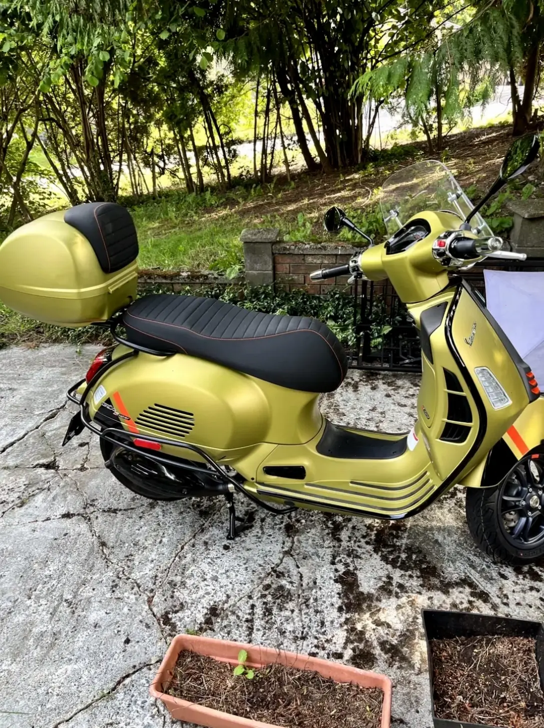 Vespa GTS Luxury Scooter mang đến sự xa xỉ và thoải mái tối ưu cho những hành trình đẳng cấp nhất.