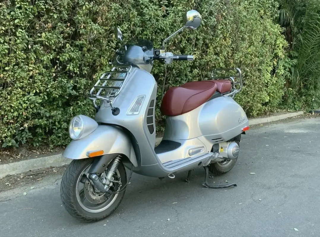 Vespa GTV Sport Scooter mang cảm giác thể thao mạnh mẽ, sẵn sàng cho mọi thử thách đường phố!