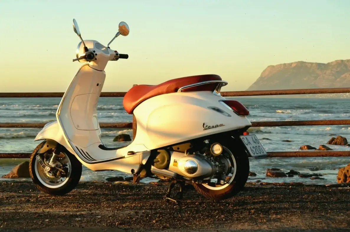 Vespa Primavera Urban Motorcycle: Lý tưởng cho cuộc sống thành thị năng động và tiện lợi!