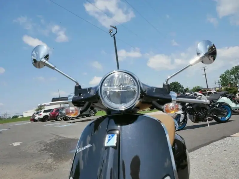 Vespa Sprint 150cc Motorcycle với động cơ mạnh mẽ, thiết kế cổ điển, sẵn sàng chinh phục mọi cung đường.