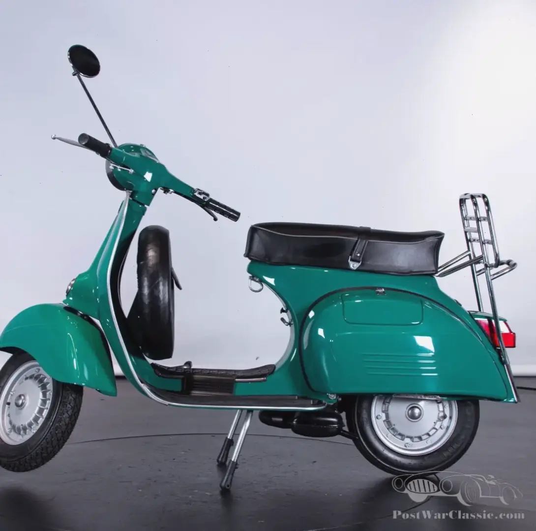 Vespa Sprint Classic Bike giữ nét cổ điển bất hủ, thiết kế thanh lịch, mãi mãi là biểu tượng thời gian.