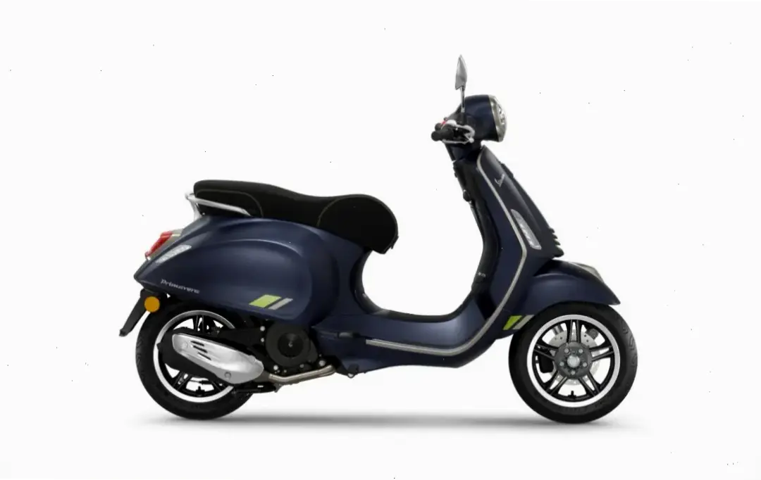 Vespa Sprint Sport Scooter với tốc độ ấn tượng, thiết kế thể thao, mang đến trải nghiệm mạo hiểm tuyệt vời.