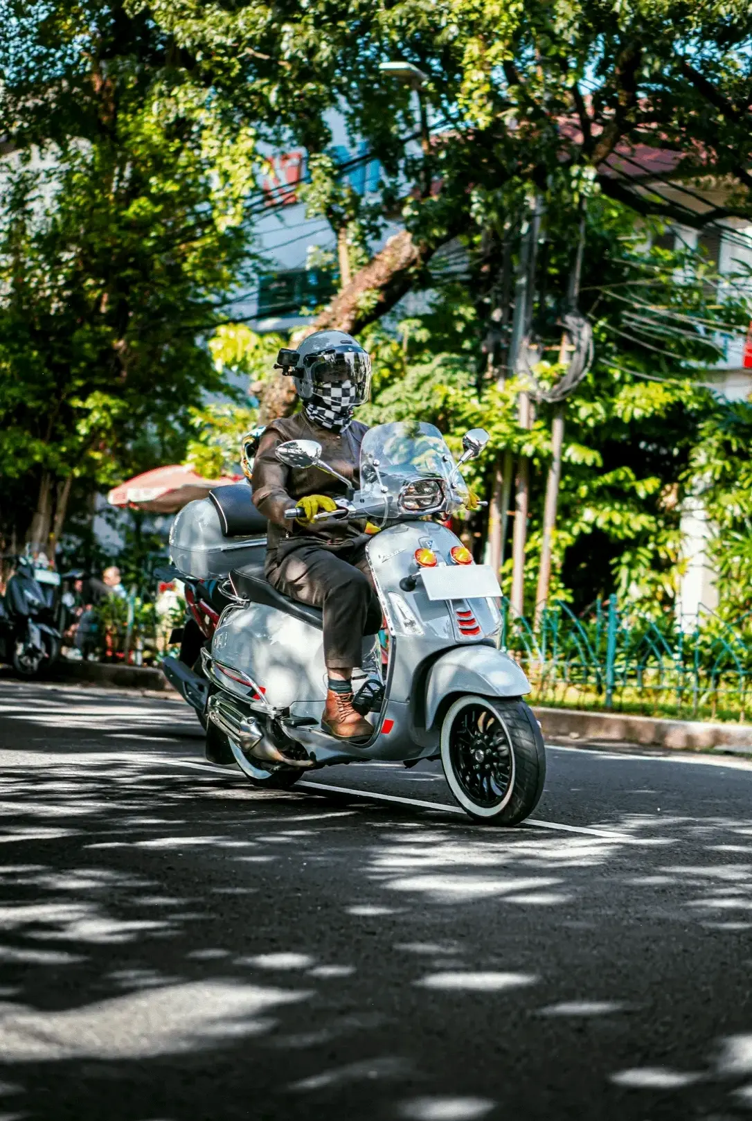 Vespa Sprint Urban Motorcycle lý tưởng cho thành phố, linh hoạt và phong cách, khám phá mọi ngóc ngách.