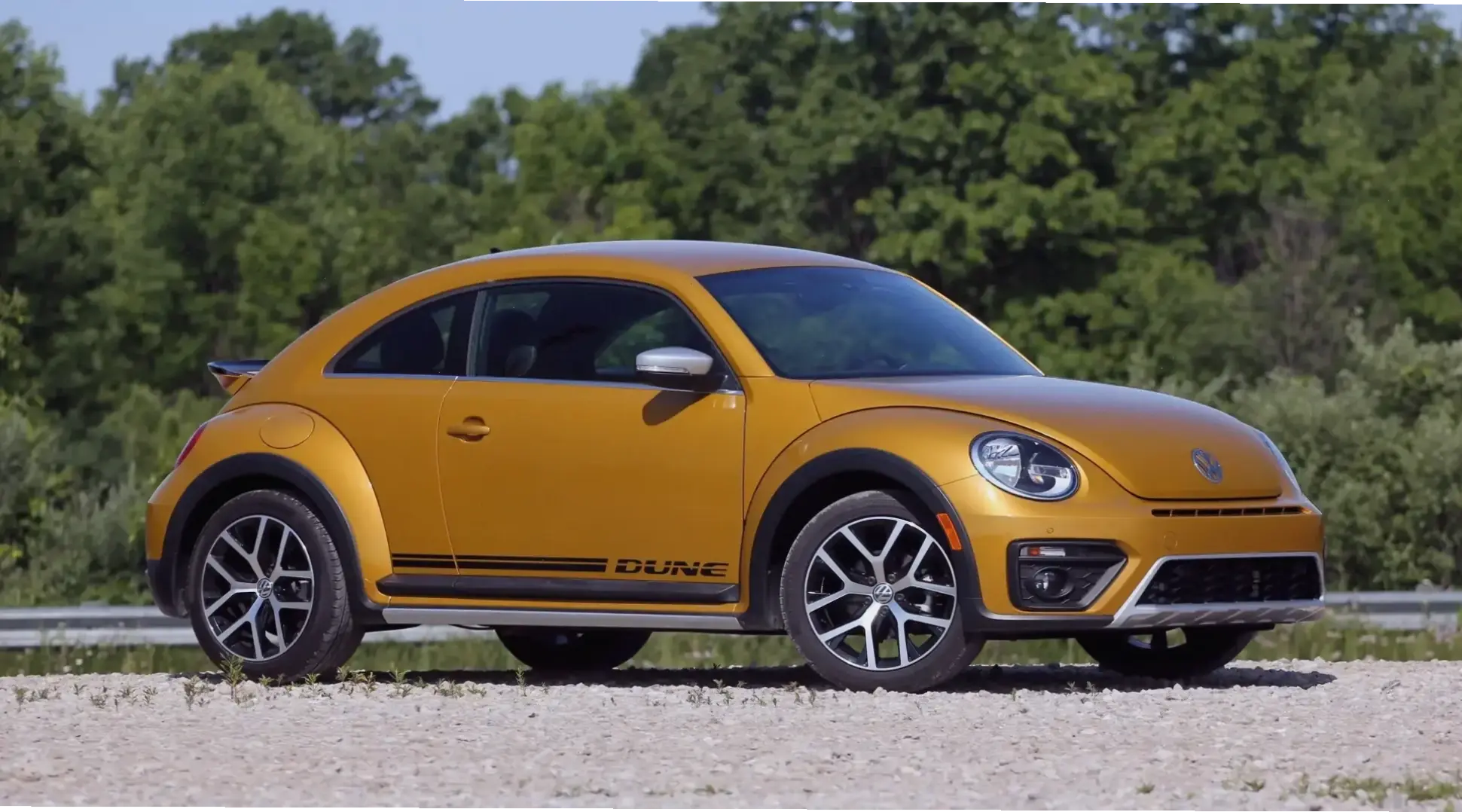 Volkswagen Beetle Dune Vehicle chinh phục địa hình cát với sức mạnh bền bỉ và phong cách độc đáo.