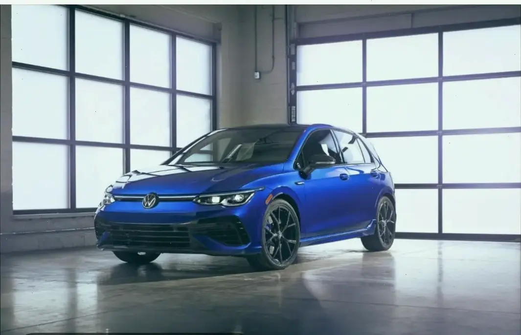 Volkswagen Golf 2023 Model: Đổi mới vượt trội với tính năng an toàn và tiện nghi hiện đại.