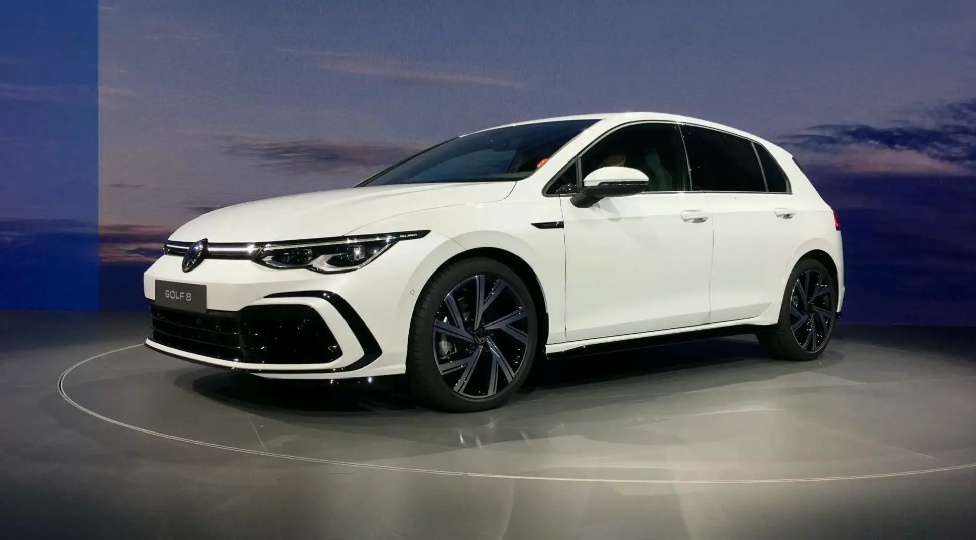 Volkswagen Golf Eco Car: Lựa chọn thân thiện môi trường với công nghệ tiết kiệm nhiên liệu hiệu quả.