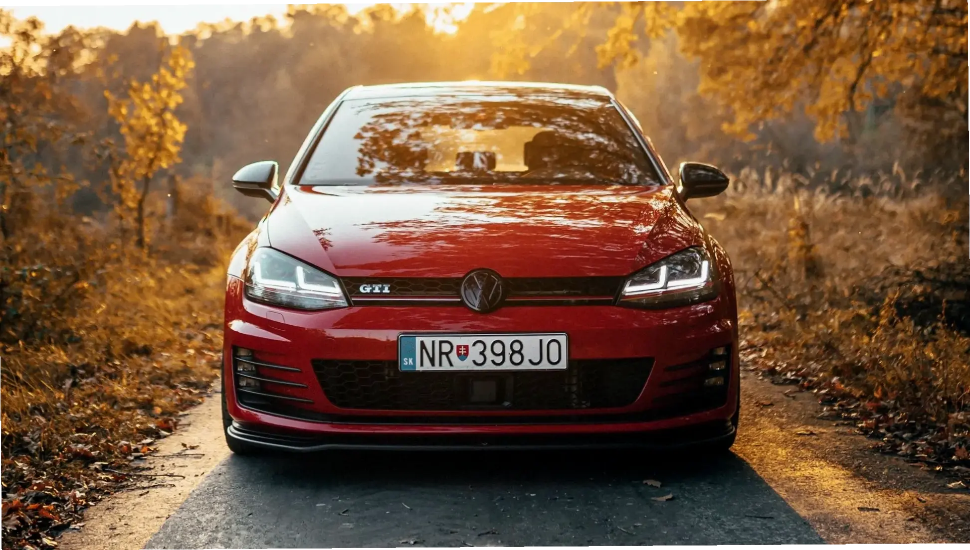 Volkswagen Golf GTI Vehicle: Đam mê tốc độ với động cơ mạnh mẽ và phong cách thể thao cuốn hút.