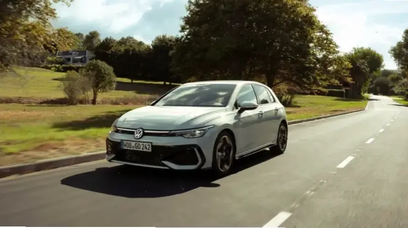 Volkswagen Golf Modern Hatchback: Thiết kế đương đại và tính năng tiên tiến, biến lái xe thành niềm vui.