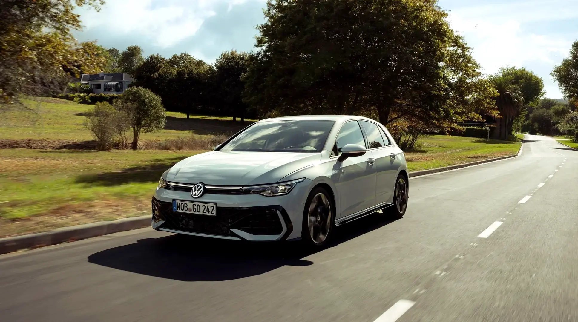 Volkswagen Golf Premium Hatchback: Sự sang trọng đẳng cấp trong thiết kế hatchback tinh tế.