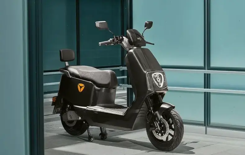 Yadea T5 Urban Scooter hoàn hảo cho thành phố, với thiết kế gọn nhẹ và khả năng di chuyển linh hoạt.