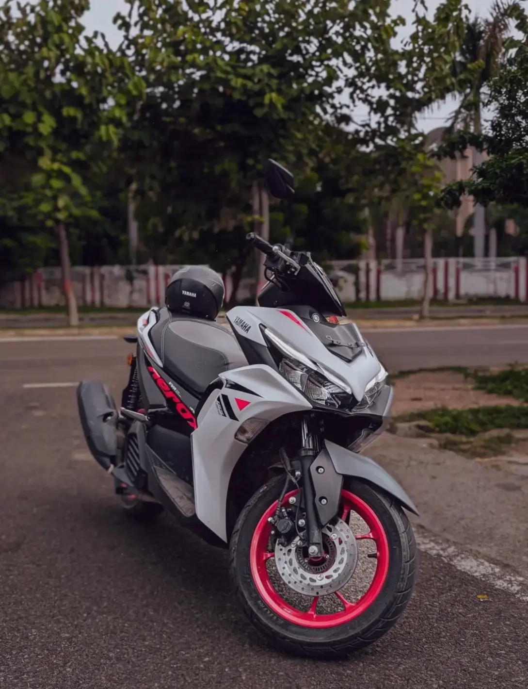 Yamaha Aerox Modern Scooter với thiết kế đương đại và công nghệ tiên tiến, phù hợp cho cuộc sống năng động!