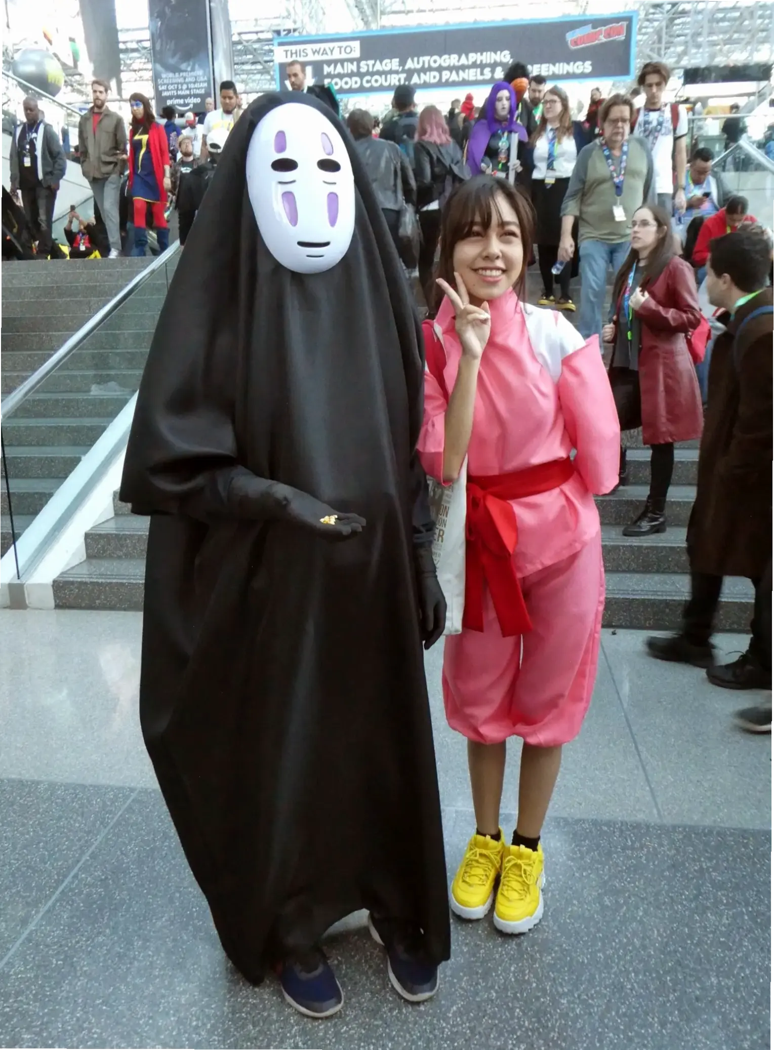 Chihiro Ogino cosplay: Hãy hóa thân thành cô bé Ogino với trang phục Spirited Away để tỏa sáng.