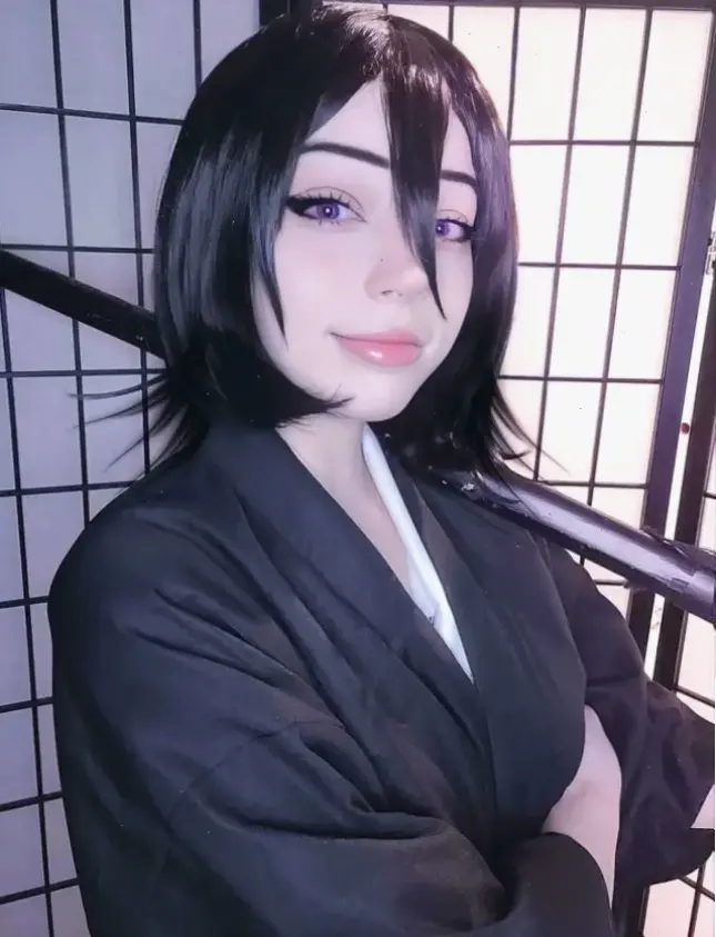 Cosplay Rukia: Thử hóa thân thành Rukia với trang phục shinigami, tham gia sự kiện anime hấp dẫn.