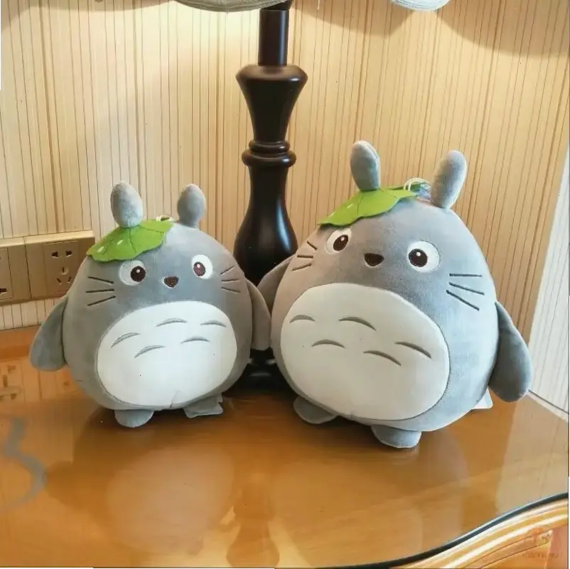 Gấu Totoro dễ thương, nhân vật Ghibli nổi tiếng, tượng trưng cho sự ngây thơ và tình yêu thiên nhiên!