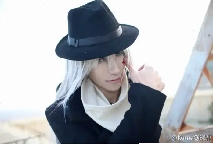 Gin Conan cosplay: Hãy cosplay cả hai nhân vật để tái hiện cuộc đối đầu hấp dẫn từ Detective Conan.