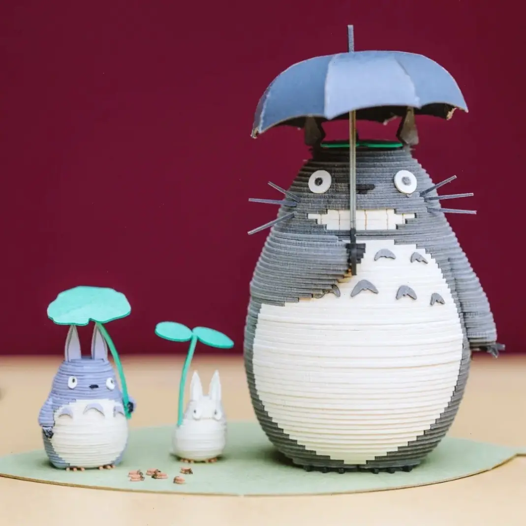 Totoro – nhân vật biểu tượng Ghibli, với hình ảnh dễ thương và huyền bí, luôn mang đến niềm vui cho mọi lứa tuổi!