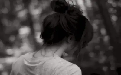 Cô gái buồn quay lưng trong bức ảnh trắng đen, độc nhất và hấp dẫn.