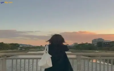 Khám phá ảnh cô gái đứng quay lưng, độc nhất và hấp dẫn.