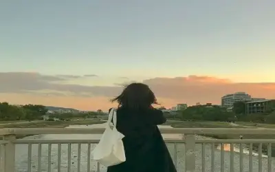 Khám Phá Bí Ẩn Của Ảnh Cô Gái Quay Lưng