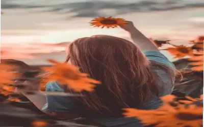 Một cô gái quay lưng, cầm hoa tươi, vẻ đẹp bí ẩn và quyến rũ!