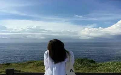 Khám phá vẻ đẹp bí ẩn của cô gái tóc dài quay lưng, quyến rũ lạ thường!