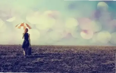 Khám phá cô gái quay lưng bước đi, bí ẩn và cuốn hút.