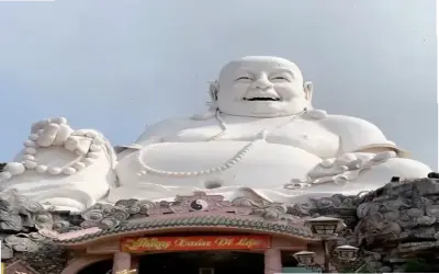 Khám Phá Những Ảnh Phật Di Lặc Trong Vườn Đầy Bình Yên Và Hạnh Phúc