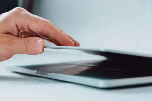 Bí Quyết Gập Laptop Mà Máy Vẫn Chạy An Toàn, Hiệu Quả