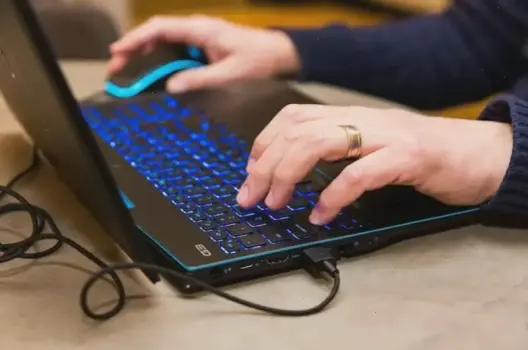Hướng dẫn nhanh chóng mở đèn bàn phím laptop Toshiba dễ dàng