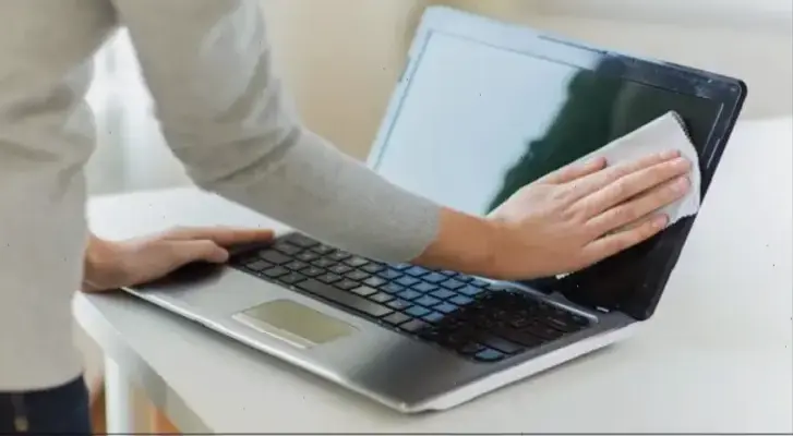 Hướng dẫn cách lau màn hình laptop an toàn, giữ sáng bóng!